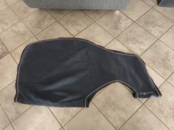 Couvre rein gris et liseré rose