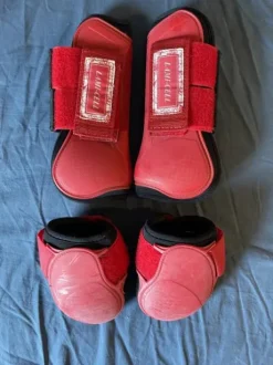 Ensemble guêtres et protèges-boulets rouges