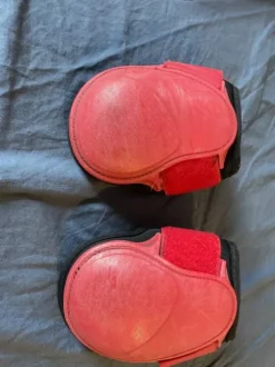 Ensemble guêtres et protèges-boulets rouges