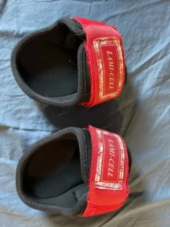 Ensemble guêtres et protèges-boulets rouges