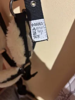 Licol à moumoute noir avec la longe