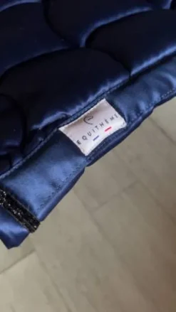 Magnifique tapis bleu marine