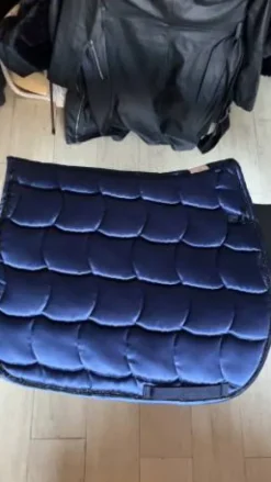 Magnifique tapis bleu marine