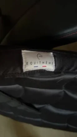 Superbe tapis noir à paillettes dressage