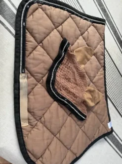 TAPIS CRISTINA SPORT BEIGE ET NOIR