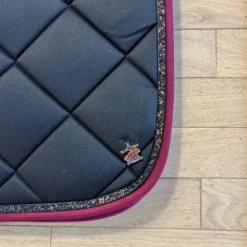 Tapis de selle matelassé noir avec galon bordeaux - Ju & Pa - liseré pailleté