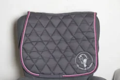 Tapis de selle Un Coeur de cavalière Gris