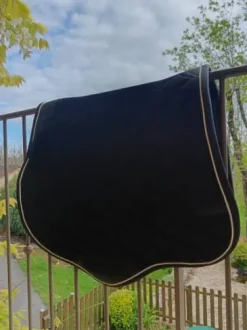 Tapis fouganza Noir avec des liseré blanc