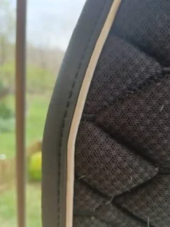 Tapis fouganza Noir avec des liseré blanc