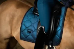 Tapis Glimmer Blue Meadow DRESSAGE - Equestrian Stockholm