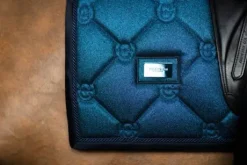 Tapis Glimmer Blue Meadow DRESSAGE - Equestrian Stockholm