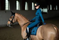 Tapis Glimmer Blue Meadow DRESSAGE - Equestrian Stockholm