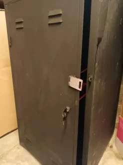 un casier en métal d'équitation á vendre