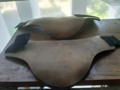 Une paire de protège-boulets avec velcro